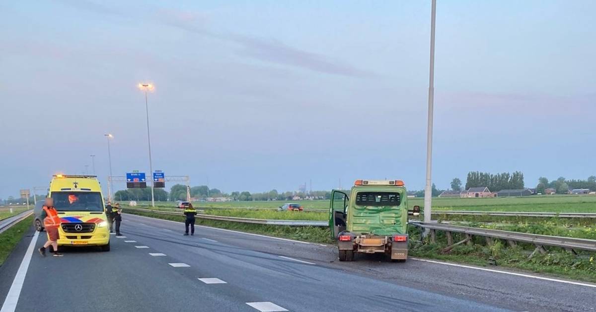 Kleine truck vervoert tractor over A27, maar dat gaat mis: snelweg na uren open, maar reparaties zij