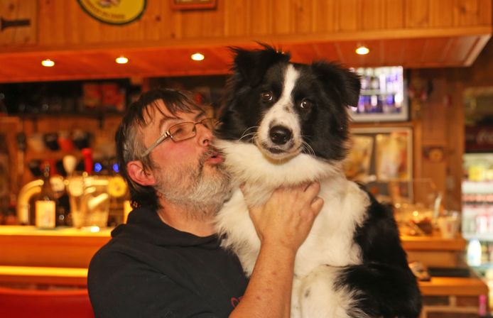 Cafébaas Johnny Vermoesen met zijn hond én held Saiko.