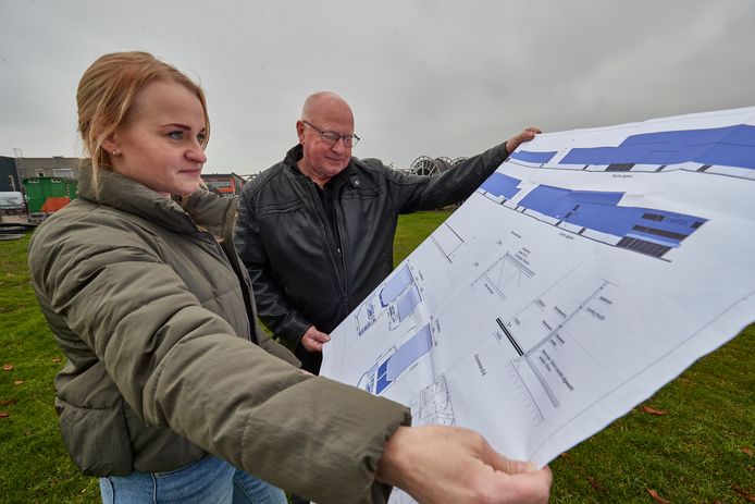 Hans en Anke Beerten op het nu nog braakliggende terrein aan het Jonkerspad in Borculo waar straks evenementenhal The Castle verrijst.