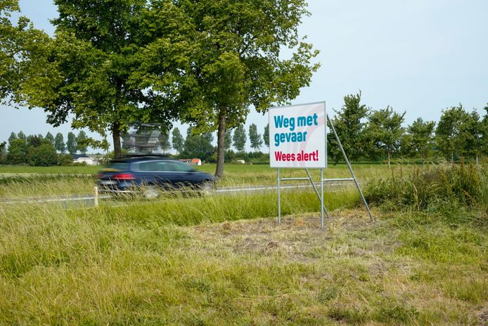 Eén van de vier borden die passanten op de Deltaweg bewust moet maken van hun rijgedrag.