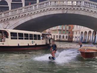 Burgemeester van Venetië jaagt op "idioten" die over het Grand Canal surften