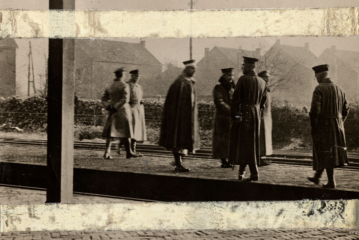 De keizer met gevolg op station Eijsden. Beeld Nationaal Archief/Collectie Spaa