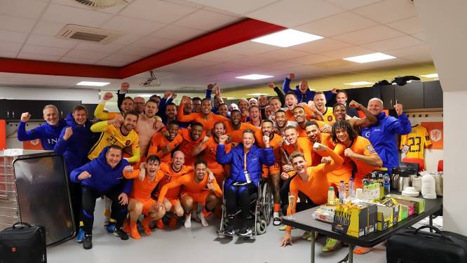 Louis van Gaal viert met spelers van Oranje feest in kleedkamer, ook al vergaat hij van de pijn