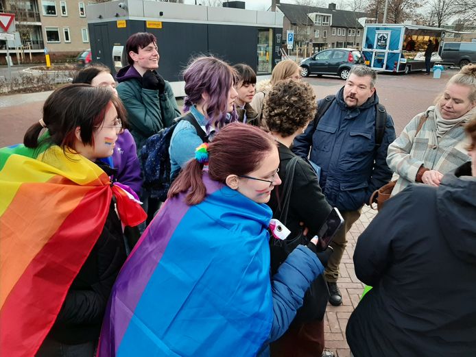Bezorgde christenen’ gaan na de opening van het regenboogzebrapad in Nijverdal in discussie met jongeren over hun ‘zonden’.