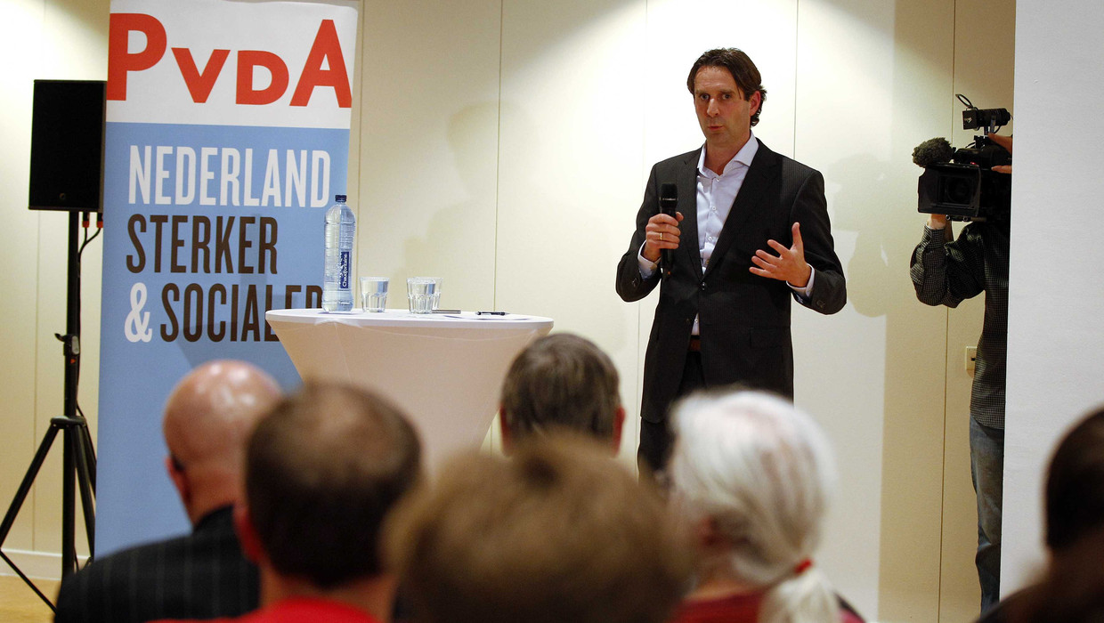 PvdA-Kamerlid Michiel Servaes praat met leden over de JSF. Beeld ANP