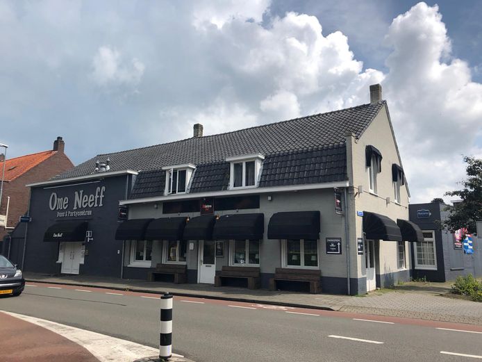 Het pand van Ome Neeff met aansluitend Bistro 52 aan de Dorpsstraat.