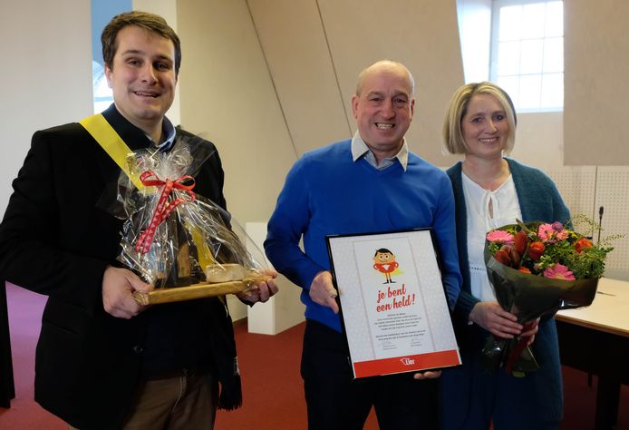 Held Jan Wuyts kreeg een oorkonde uit handen van Liers burgemeester Rik Verwaest. Wuyts' vrouw kreeg er een boeketje bloemen bovenop.