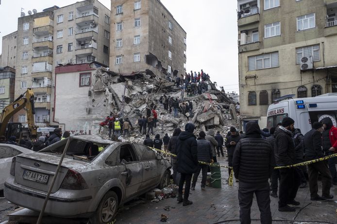 Reddingswerkers zoeken naar overlevenden in Diyarbakir, Turkije.