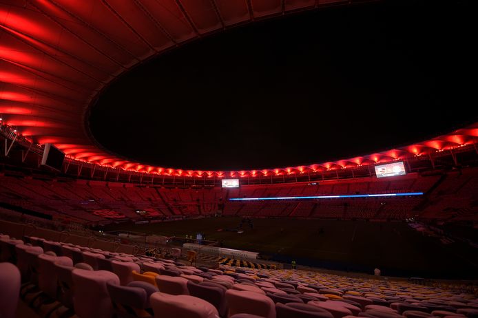 Het Maracana-stadion in Rio de Janeiro bij nacht.