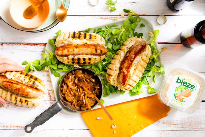 BBQ hotdogs met in bier gestoofde uien.