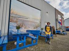 Boetes om drie blauwe picknicktafels bij vishandel Zutphen? ‘Ik begin ’m te knijpen’