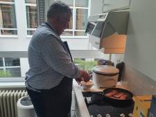Antwerps sportschepen bakt spek met eieren op zijn kabinet (en laat het brandalarm afgaan)
