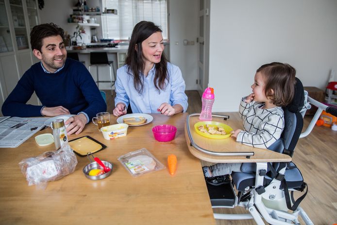 Bram, Emine en Sara aan de keukentafel.