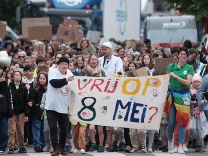 Vredesmars trekt met 250 deelnemers door Kortrijk: “Zoveel haatboodschappen… er is meer vrede onder elkaar nodig”