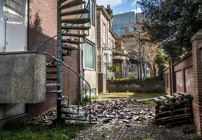 Aan de achterkant van het verkrotte  ambassadegebouw van Saoedi-Arabië aan de Bleiswijkstraat is een gedeelte van de gevel naar beneden gekomen.