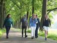 Ruth Sas (midden) en Sione Brugman (rechts)  willen dat mensen met plezier gaan wandelen en zo een betere leefstijl ontwikkelen.