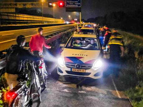 Vechtpartij op fietspad langs A15: deel snelweg afgezet en meer dan honderd jongeren naar huis gestuurd