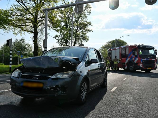 Twee automobilisten gewond bij kop-staartbotsing in Tilburg