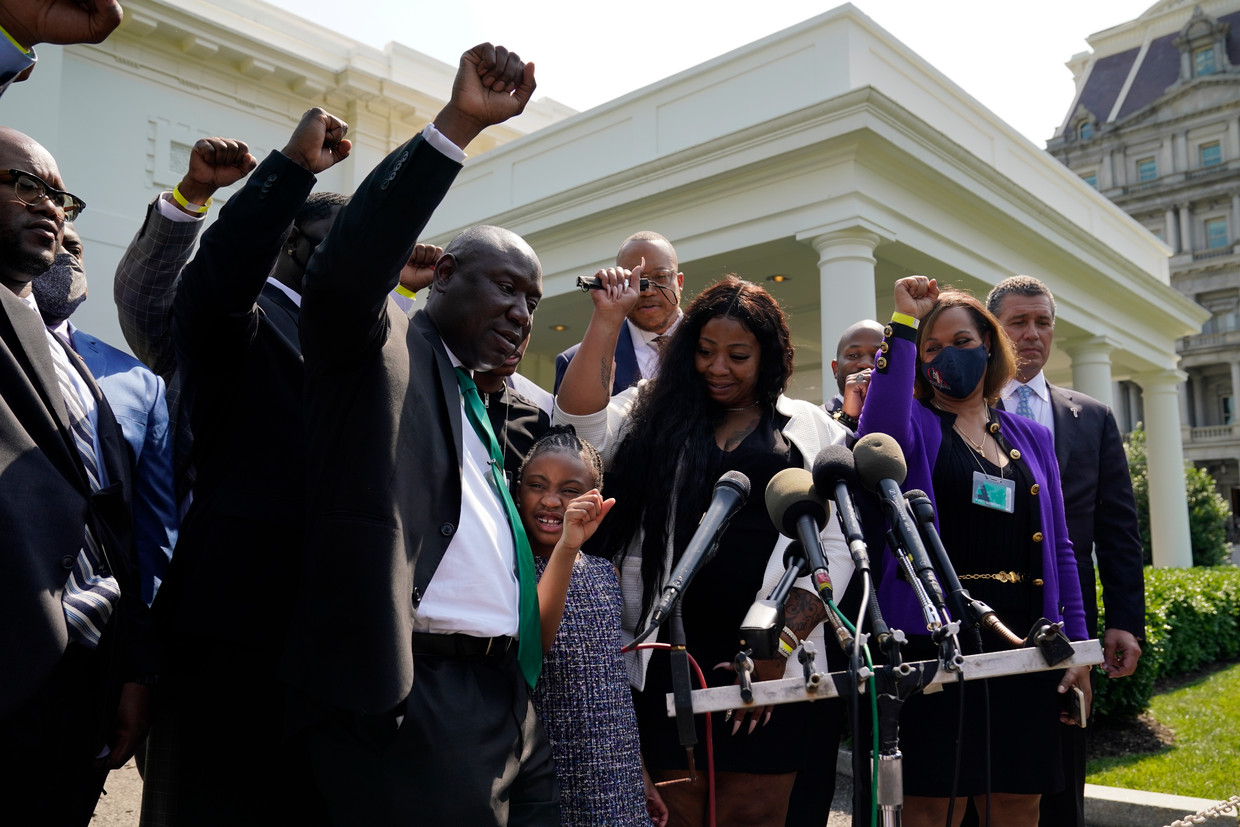 Nabestaanden van George Floyd voor het Witte Huis na een gesprek met president Joe Biden. Beeld AP