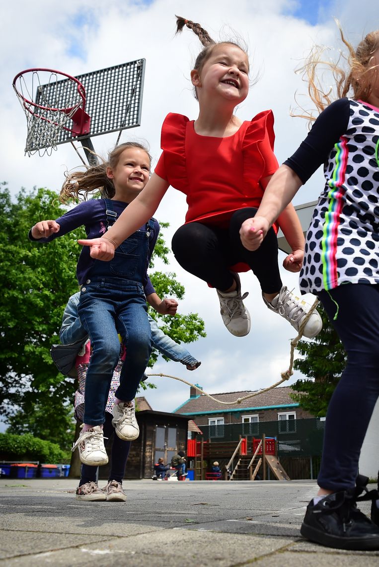 Kinderen op basisschool Wereldwijs in Landgraaf worden gestimuleerd veel te bewegen.  Beeld Marcel van den Bergh