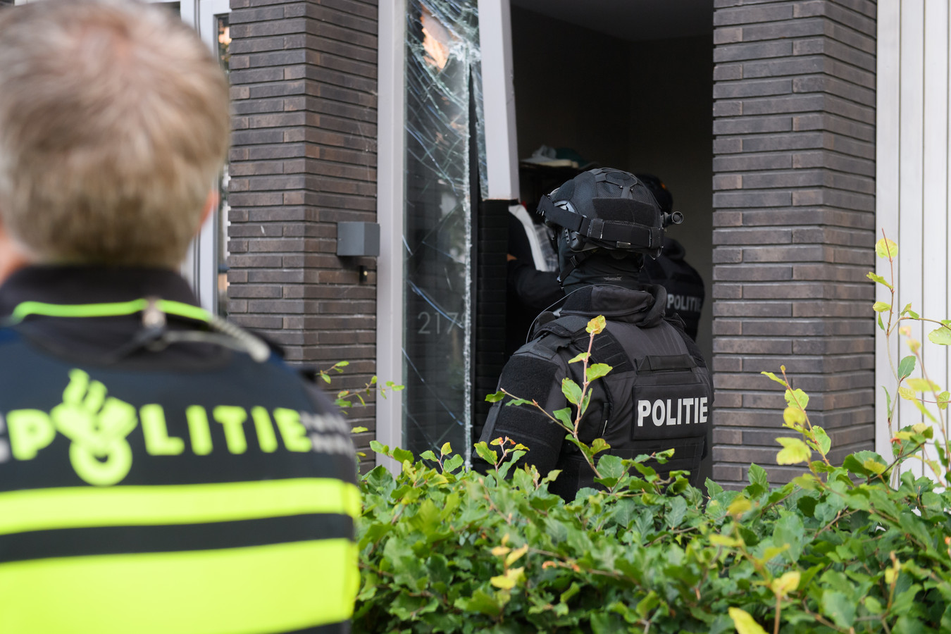 De politie doet diverse invallen in panden in Breda.