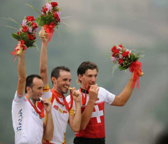 Rebellin op het podium van de olympische wegrit, naast Samuel Sanchez (goud) en Fabian Cancellara (brons).