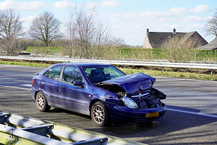 De achterste wagen raakte zwaar beschadigd bij de botsing. Een bergingsbedrijf gaan de auto's takelen.