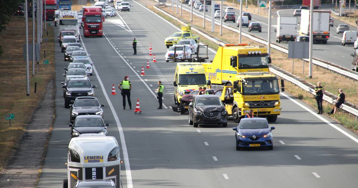 Files na ongeluk met meerdere autos op A35 bij Borne.