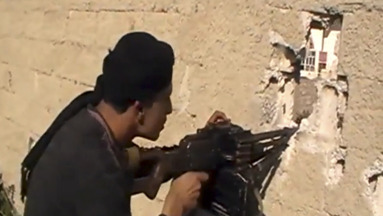 Still uit een video van gevechten tussen Syrische rebellen en overheidstroepen in Daraa, op 15 kilometer van de grens met Jordanië. Beeld ap