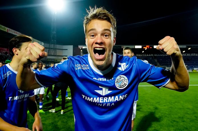 Leo Väisänen juicht na de thuisoverwinning van FC Den Bosch op TOP Oss (4-0) waarbij hij twee keer scoorde.