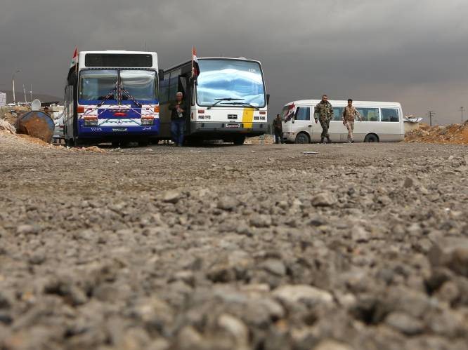 Opmerkelijk beeld in Syrië: Lijnbus klaar om te evacueren, maar Assad zegt njet