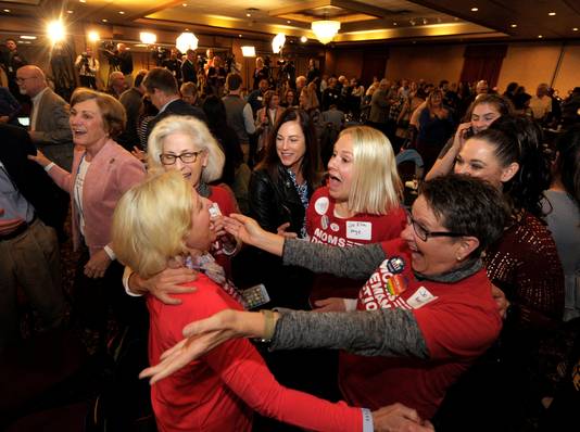 Democraten vieren feest in Topeka, Kansas, na de winst van Laura Kelly.