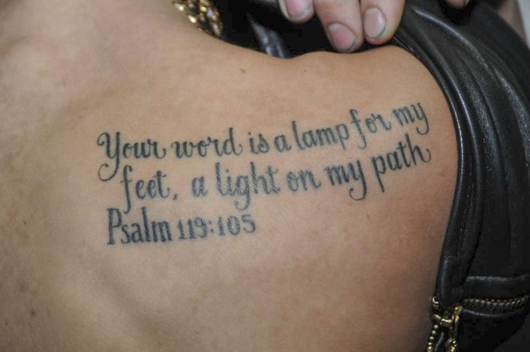Op Biebers schouderblad prijkt een psalmvers. Beeld EPA