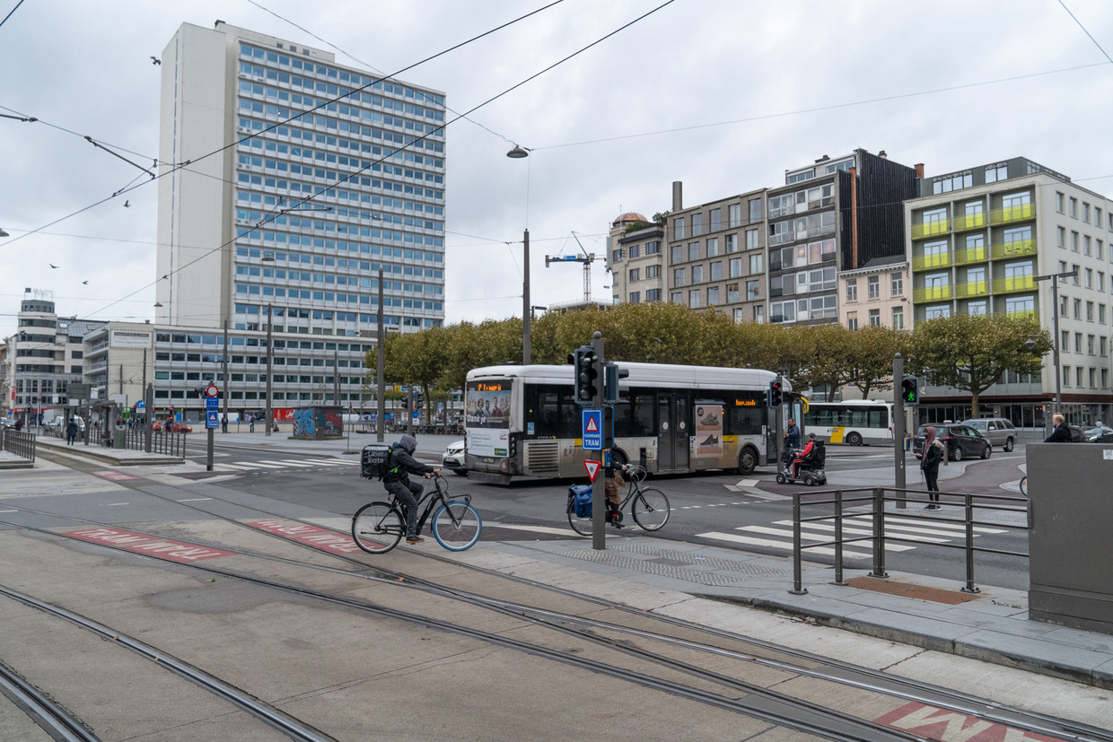 De Rooseveltplaats in Antwerpen, een gevaarlijk en steevast druk kruispunt. Beeld Tessa Kraan