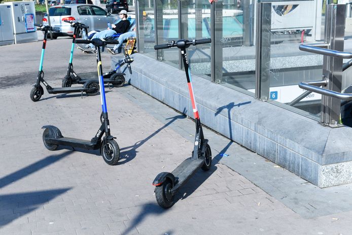 Elektrische deelsteps duiken steeds vaker op in het Brusselse straatbeeld.