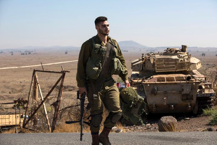 Israëlische soldaten aan de Israëlisch-Syrische grens in de Golanhoogten.