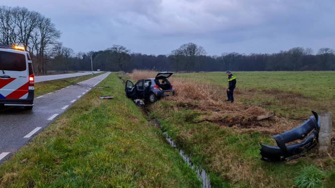 Beschonken automobilist belandt in sloot bij Enschede, maar rijdt daarvoor door weiland