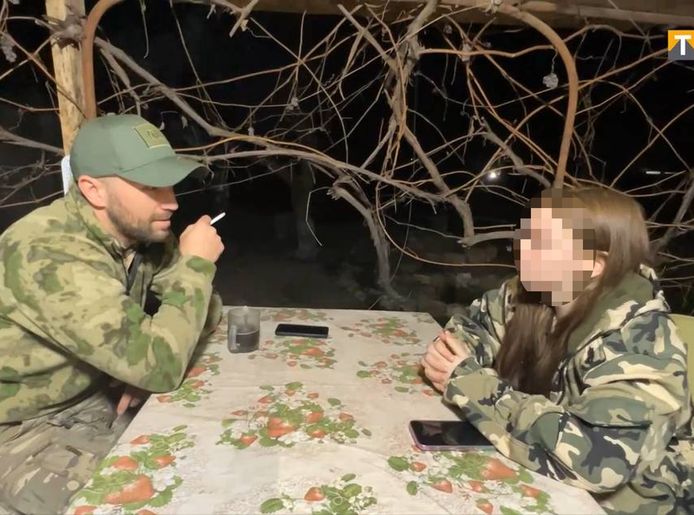 "De jongste oorlogsjournalist van Rusland" interviewt een Russische soldaat voor Tavria TV.