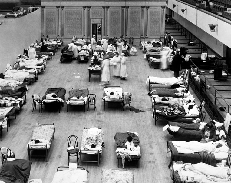 Het Oakland Auditorium (Californië) doet in 1918 tijdelijk dienst als hospitaal voor mensen die getroffen zijn door de Spaanse griep. Beeld www.bridgemanimages.com
