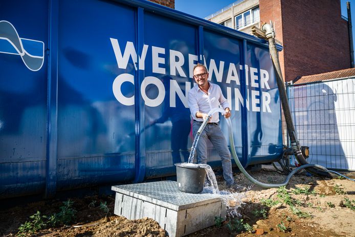 Schepen David Dessers (Groen) toont hoe de stad Leuven in samenwerking met aannemers zoveel mogelijk water probeert te redden dat anders in de riolering zou lopen.