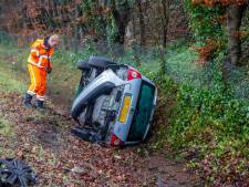 Auto belandt in de sloot op A58 bij Bergen op Zoom, bestuurder raakt gewond