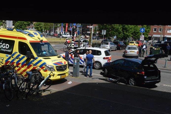 Drie auto's knalden vanmiddag op elkaar bij de Oudemansstraat in Den Haag.