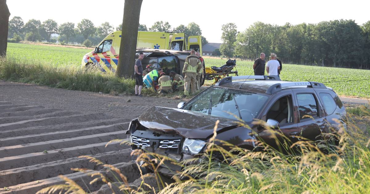 Automobilist in levensgevaar na botsing: gered dankzij hartkastje uit politiewagen.