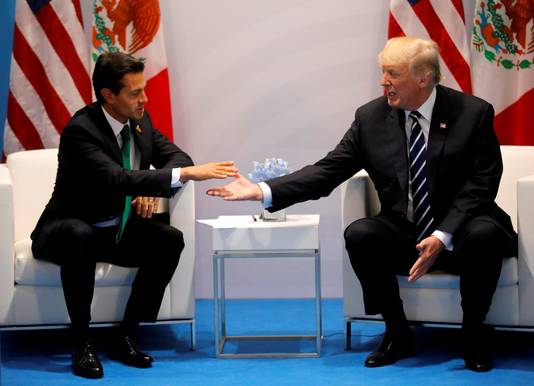 President Donald Trump schudt de hand van zijn Mexicaanse collega Enrique Pena Nieto tijdens de G20 in Duitsland, vorig jaar juli.