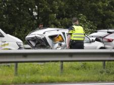 Zwaar ongeval met drie auto’s op A17 in Roosendaal, traumahelikopter landt op snelweg