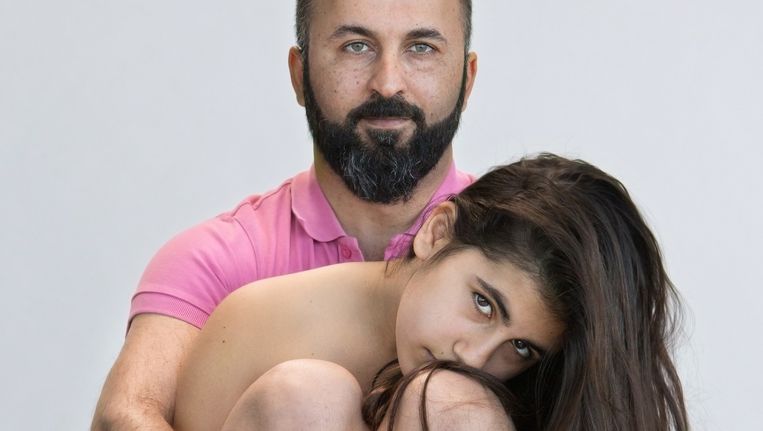 Ayhan Dincer (38) vindt dat zijn dochter Duru (10) precies zo mag zijn als alle andere Nederlandse meisjes. Beeld Cigdem Yuksel