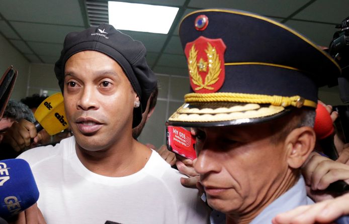 Ronaldinho verlaat het Paleis van Justitie na zijn verhoor door de onderzoeksrechter.