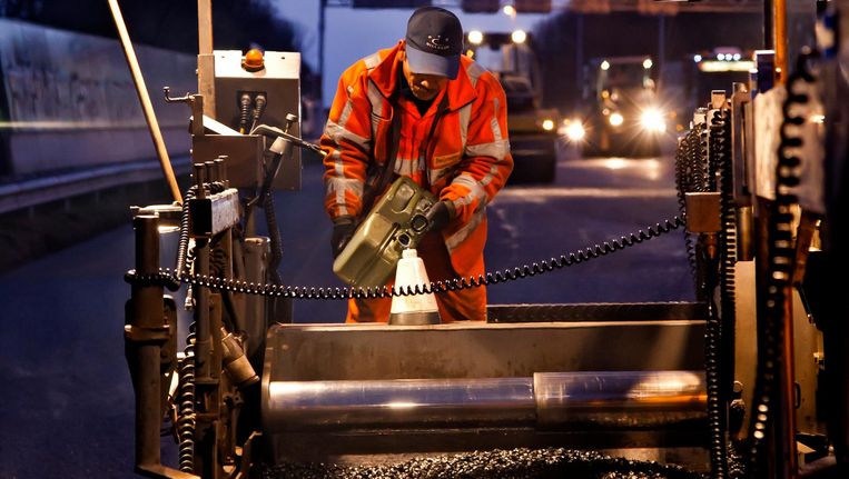 Voor de productie van asfalt wordt in Nederland jaarlijks 400.000 ton bitumen gebruikt Beeld Koen Suyk/ANP