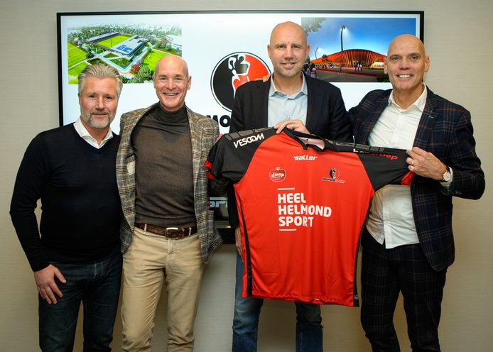 Bob Peeters (tweede van rechts) is de nieuwe trainer van Helmond Sport. Naast hem van links naar rechts: hoofdscout Dirk Jan Derksen, directeur Philippe van Esch en technisch manager Jurgen Streppel.