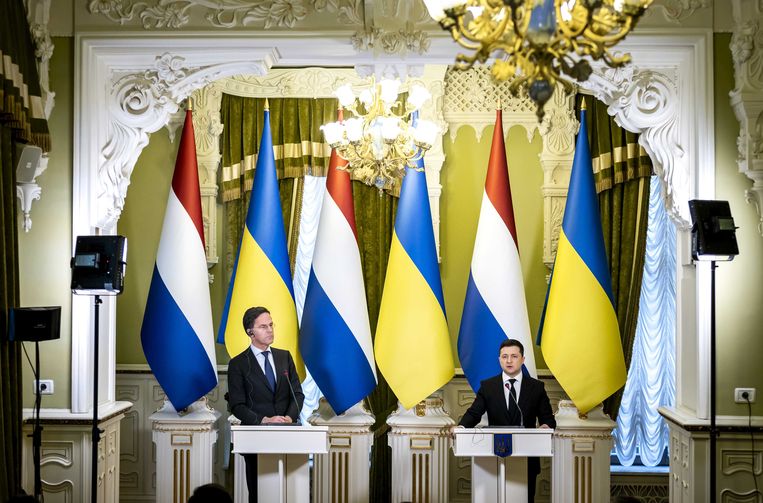 Premier Mark Rutte en president Volodymyr Zelensky staan de pers te woord. Beeld ANP